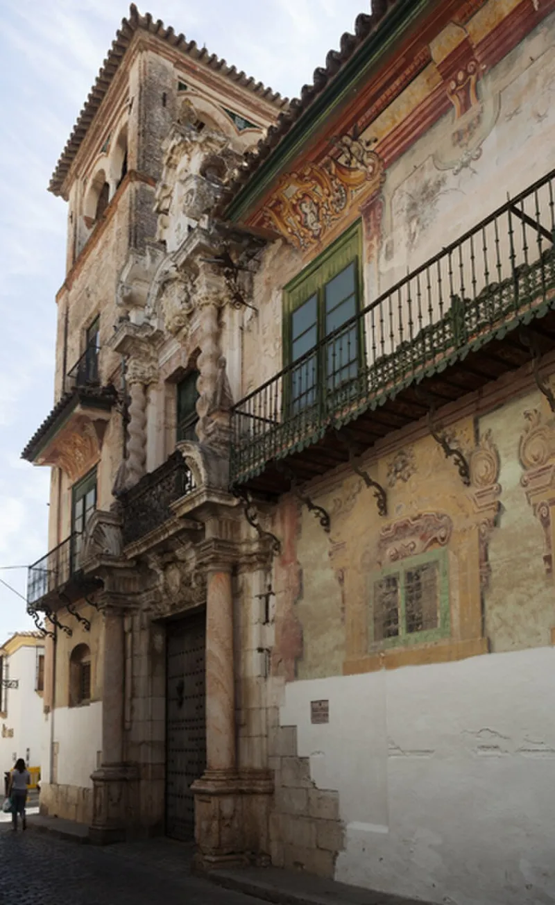 Fachada curva con balcones y pinturas del Palacio de Peñaflor, en Écija